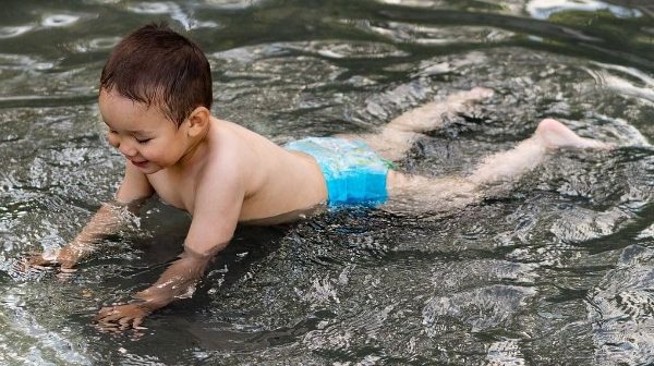 Berenang aman dengan anak