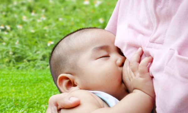 posisi menyusui yang benar