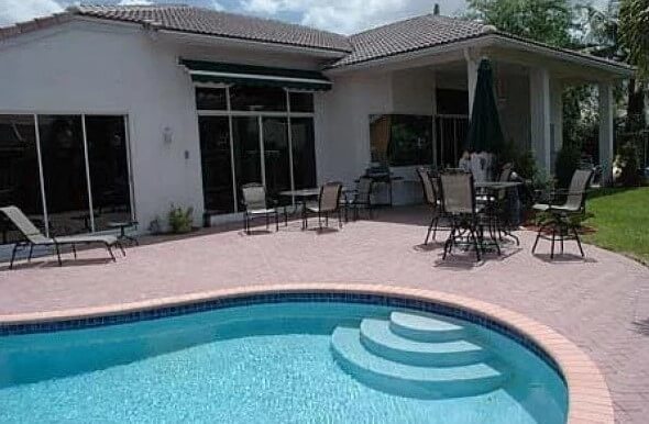 rumah dan kolam renang