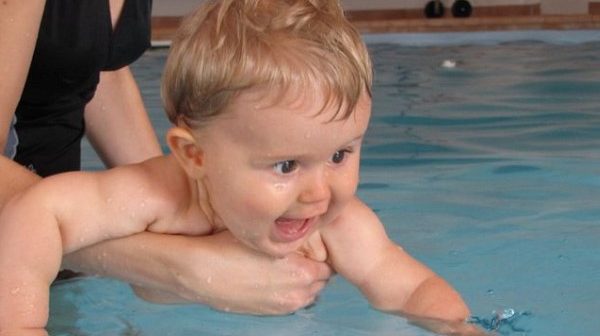mengajak anak berenang