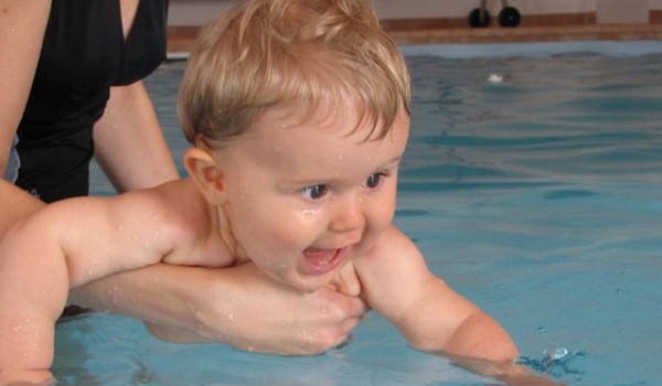 mengajak anak berenang