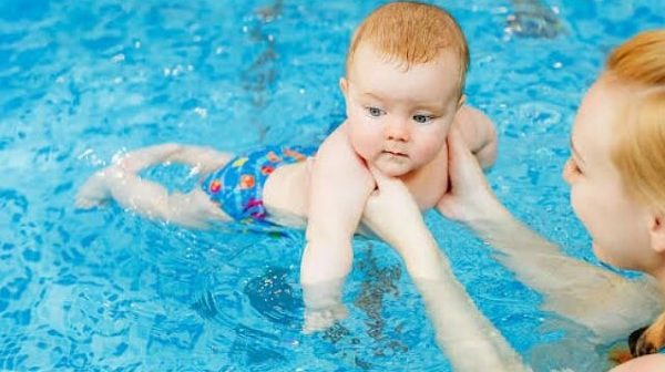 mengajak anak berenang