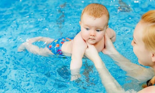 mengajak anak berenang