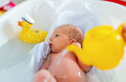 bayi mandi air dingin