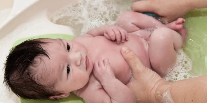 Bayi mandi air dingin