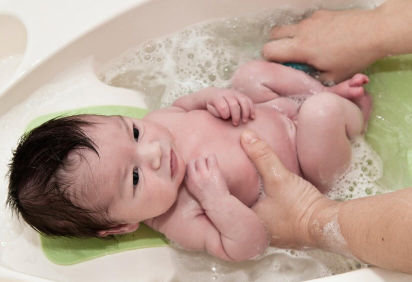 Bayi mandi air dingin