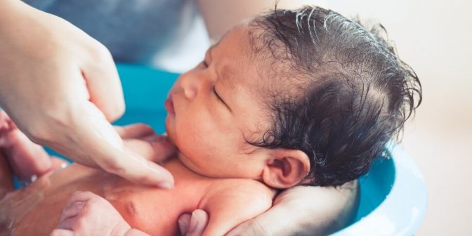 Bayi mandi malam hari