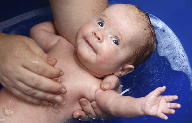 4 Manfaat Utama Bayi Mandi Malam Hari