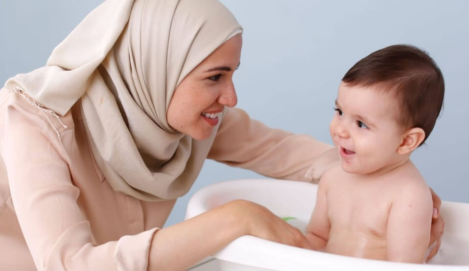 bayi mandi malam hari