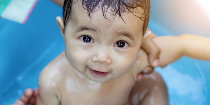 Bayi Mandi Siang Hari, Pakai Air Dingin atau Panas?