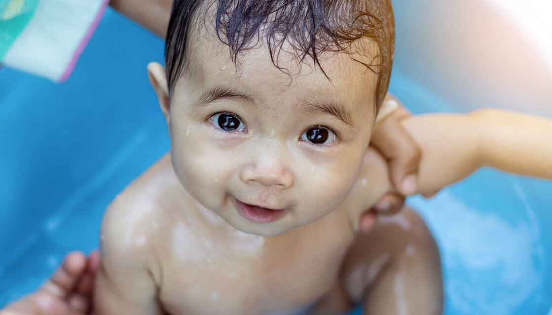 Manfaat Bayi Mandi Siang Hari dengan Air Dingin dan Hangat