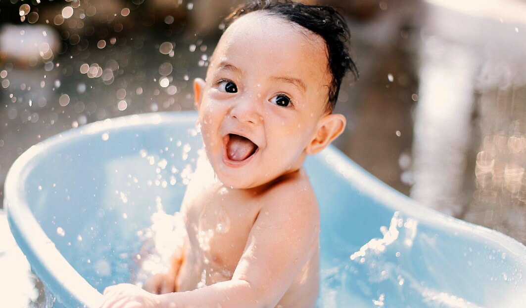 Bayi Mandi Siang Hari, Pakai Air Dingin atau Panas?