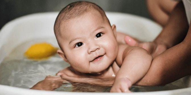 bayi mandi siang hari