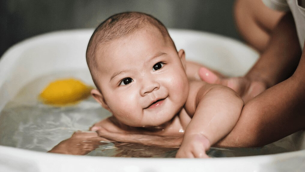 bayi mandi siang hari
