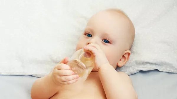 bayi minum air putih