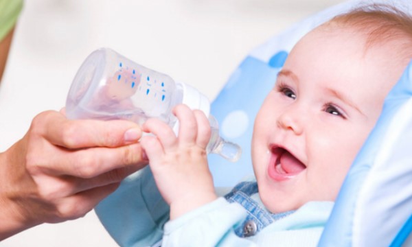 bayi minum air putih