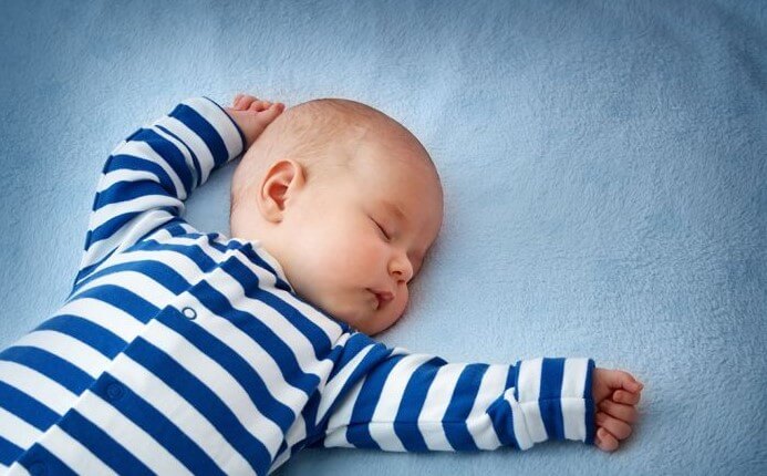bayi tidur miring