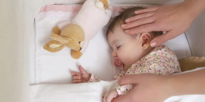 bayi tidur miring