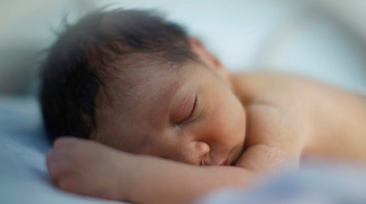 Bayi Tidur Tengkurap: Kenali Bahaya dan Kiat Menyiasatinya