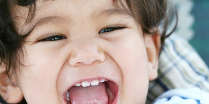 Cara Membersihkan Gigi Bayi