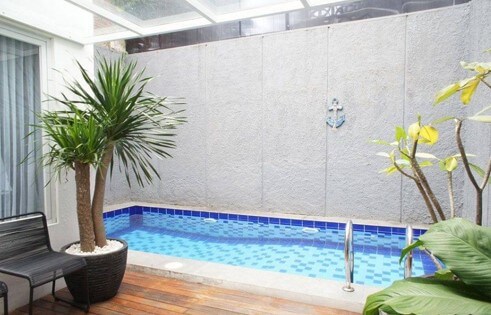 Contoh desain kolam renang minimalis dalam rumah