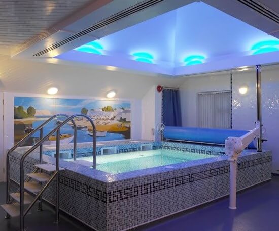 kolam renang minimalis dalam rumah