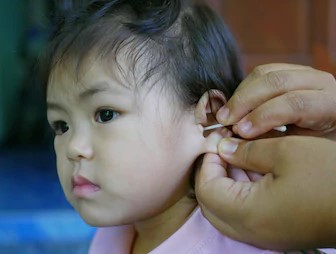 Membersihkan telinga anak