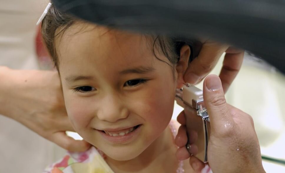 membersihkan telinga anak.jpg1.jpg