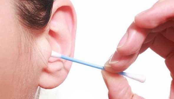 mengeluarkan air dari telinga