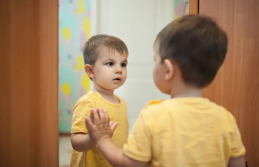 anak suka bicara sendiri