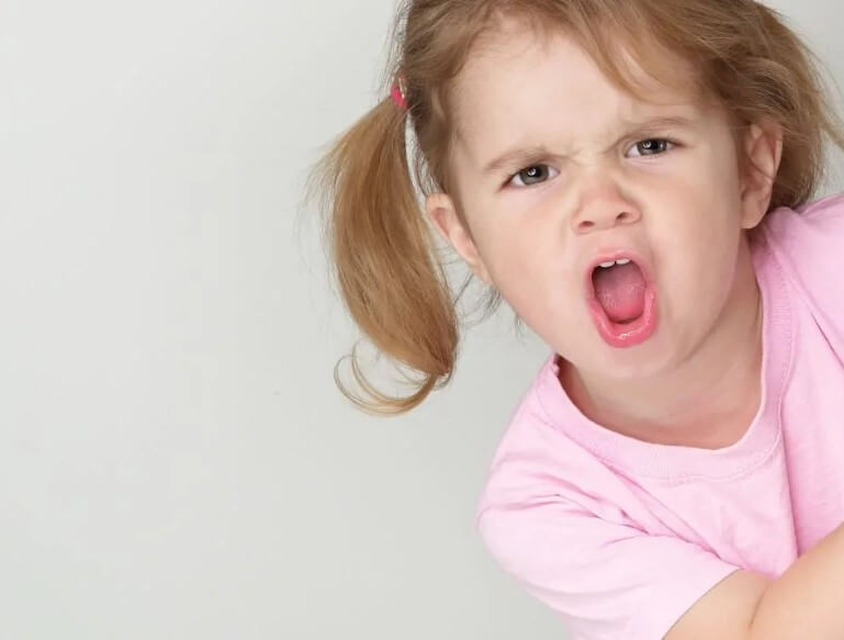 anak suka bicara sendiri