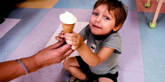 anak suka es krim.jpg2.jpg