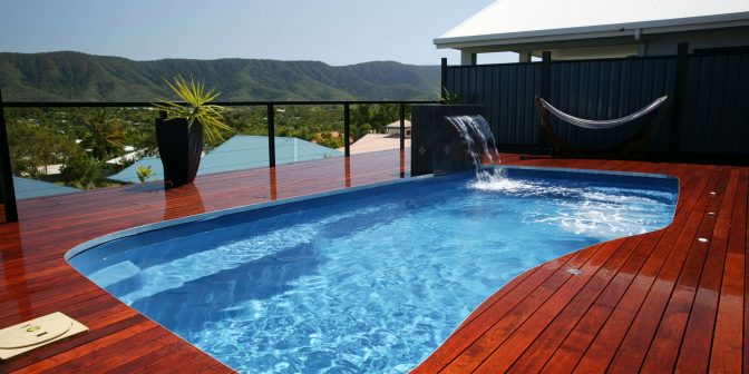 kolam renang kotak kayu