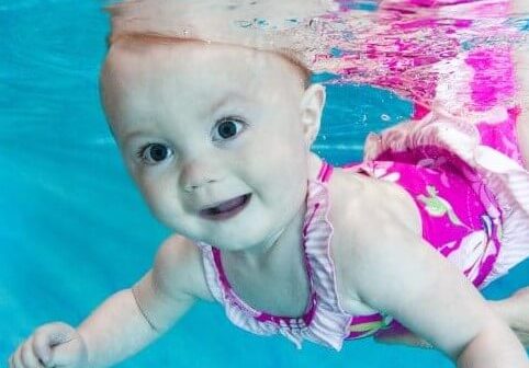 manfaat berenang bagi bayi