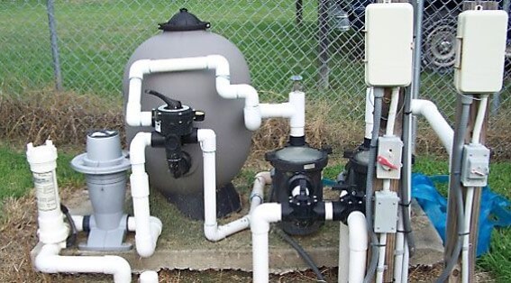 melindungi peralatan penting kolam renang