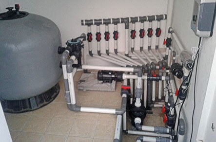 melindungi peralatan penting kolam renang