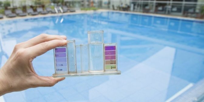 menghilangkan kandungan klorin pada air kolam renang