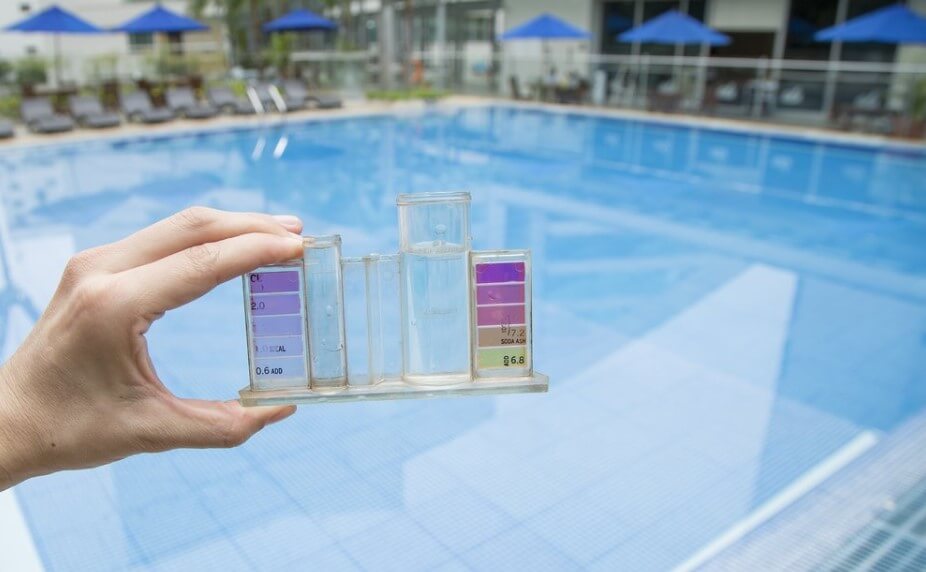 menghilangkan kandungan klorin pada air kolam renang