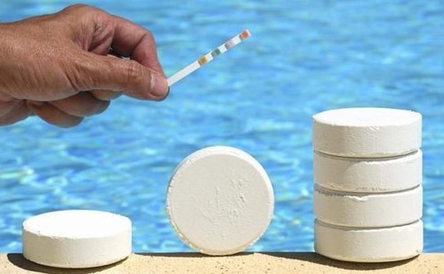 menghilangkan kandungan klorin pada air kolam