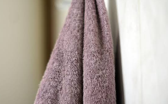 6 Bahaya Berenang Saat Hujan bagi Tubuh