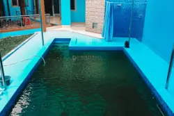 air kolam renang berwarna hijau