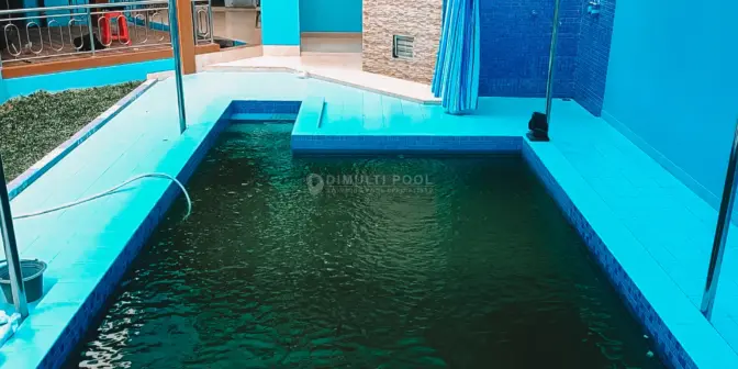 air kolam renang berwarna hijau