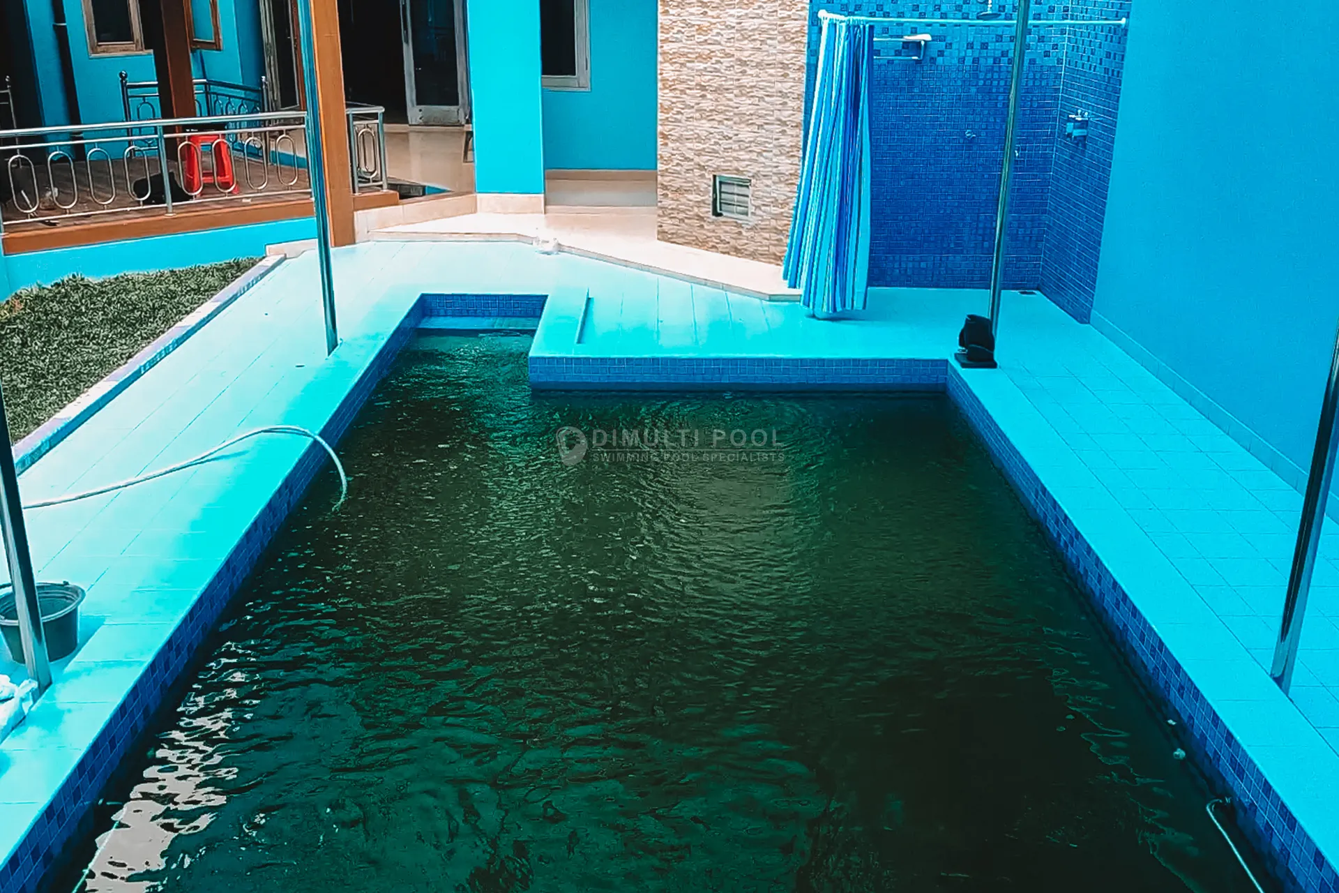 air kolam renang berwarna hijau