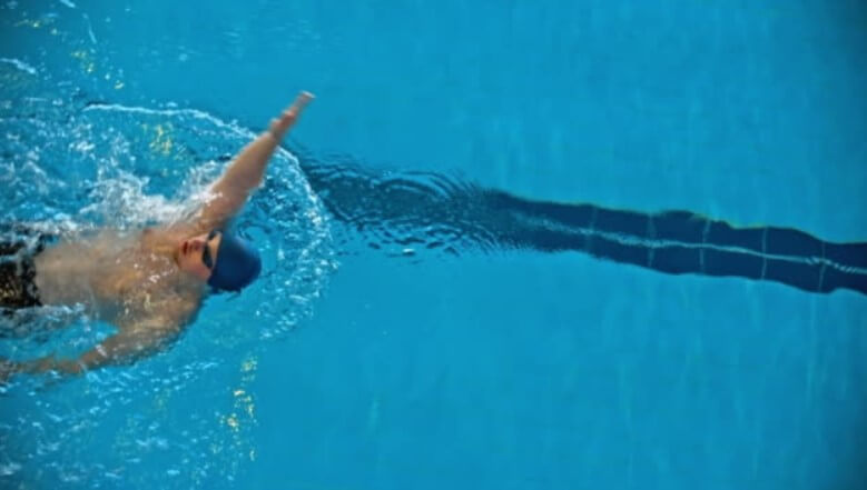 cara berenang gaya punggung