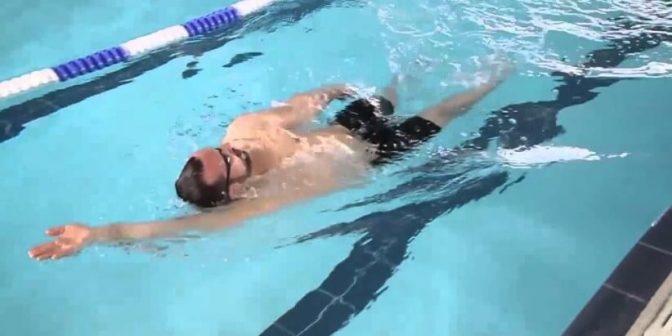 cara berenang gaya punggung