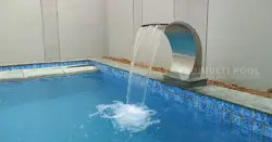 kolam renang berkabut