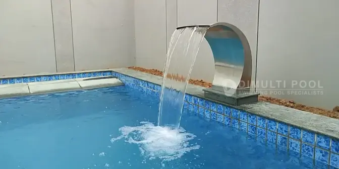 kolam renang berkabut