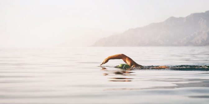 10 Manfaat Berenang di Laut