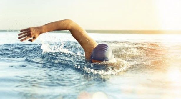 manfaat berenang di laut