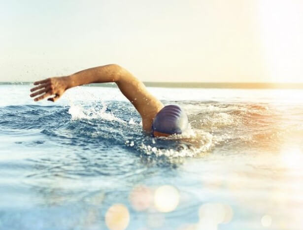 manfaat berenang di laut